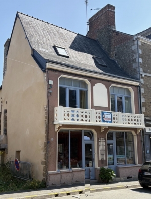 House with Garden in Medieval Village with Lake