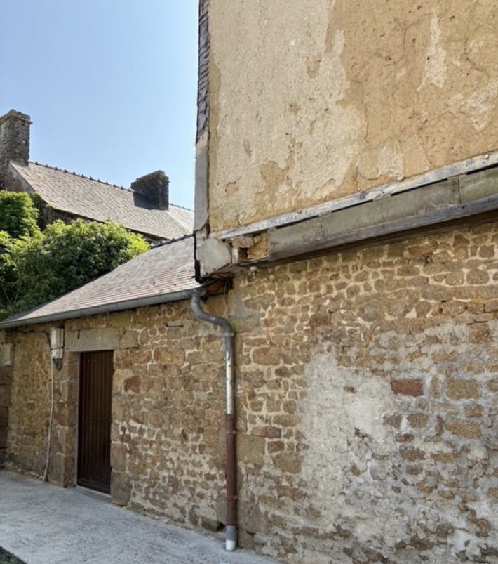 House with Garden in Medieval Village with Lake