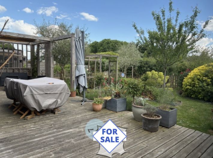 Contemporary Detached House with Lovely Garden