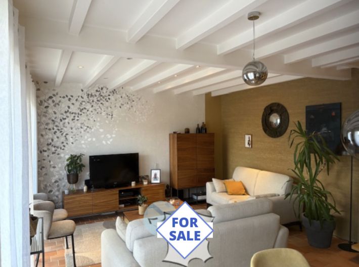 Contemporary Detached House with Lovely Garden