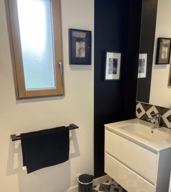 Contemporary Detached House with Lovely Garden