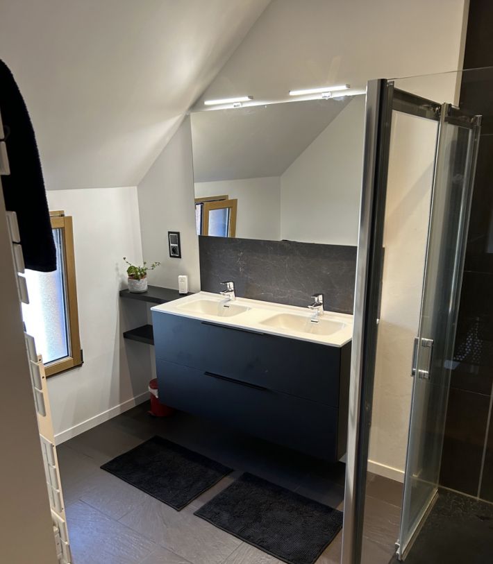 Contemporary Detached House with Lovely Garden