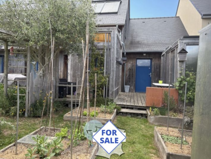 Contemporary Detached House with Lovely Garden