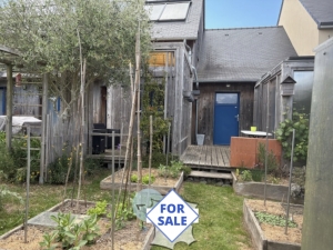 Contemporary Detached House with Lovely Garden