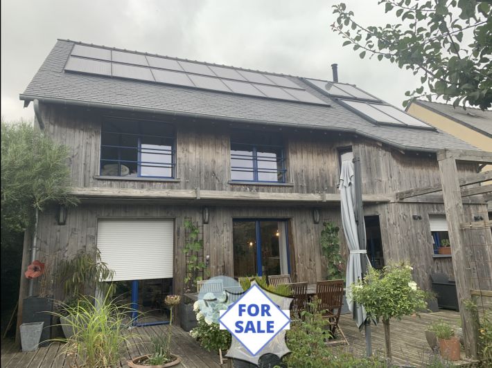 Contemporary Detached House with Lovely Garden