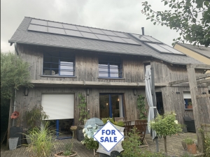 Contemporary Detached House with Lovely Garden