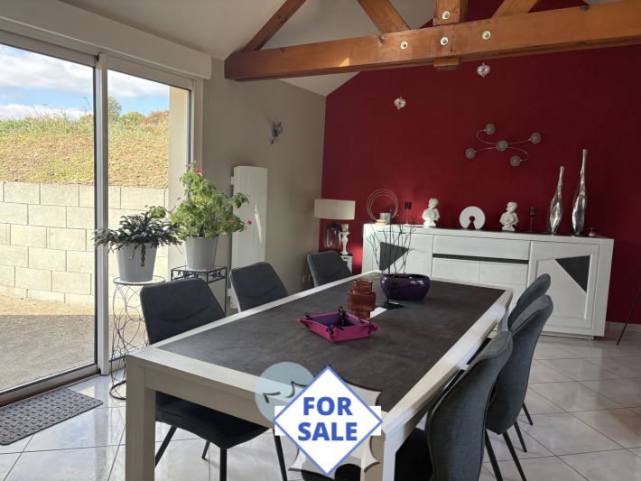 Detached House with Garden In Nice Location