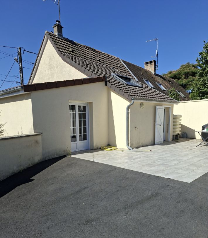Traditional House with Garden