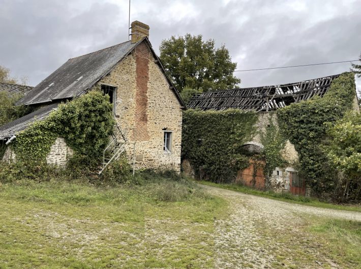 Country House to Renovate in Rural Hamlet