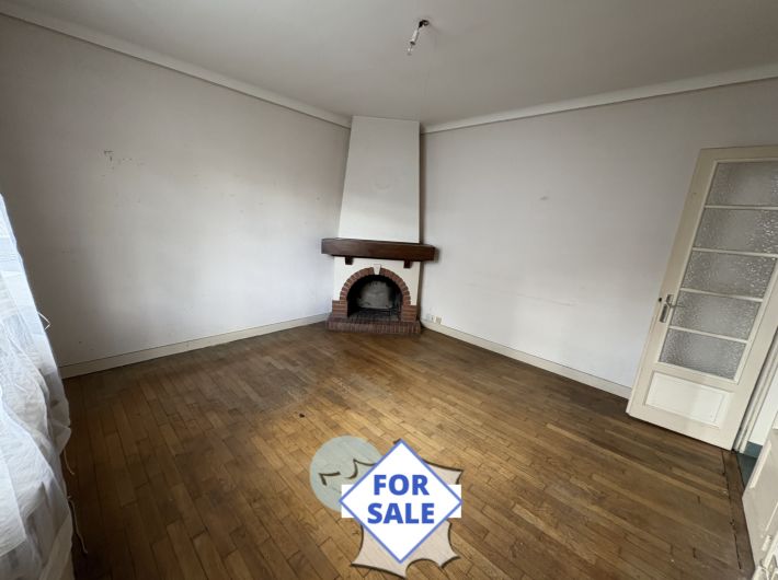 Detached House with Garden and Huge Outbuilding