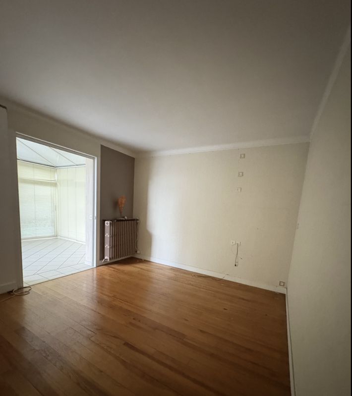Detached House with Garden and Huge Outbuilding