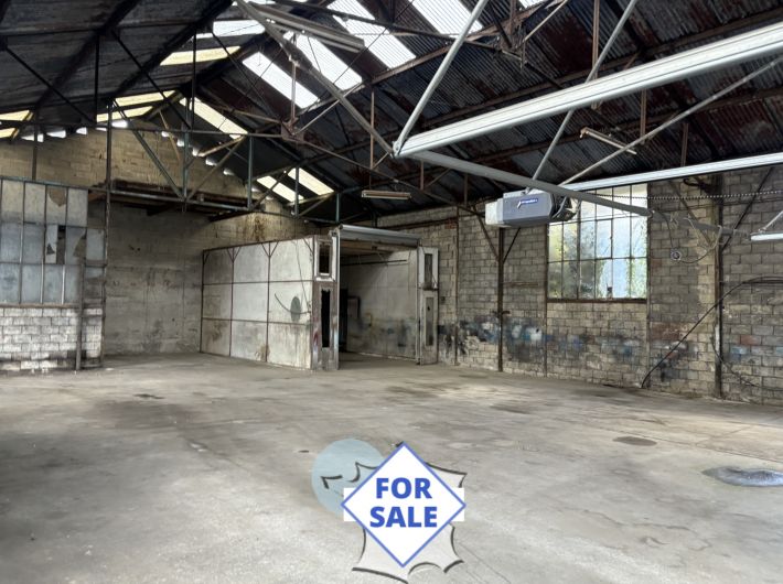 Detached House with Garden and Huge Outbuilding