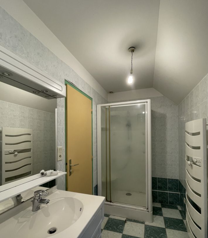 Farmhouse and Outbuildings with Land