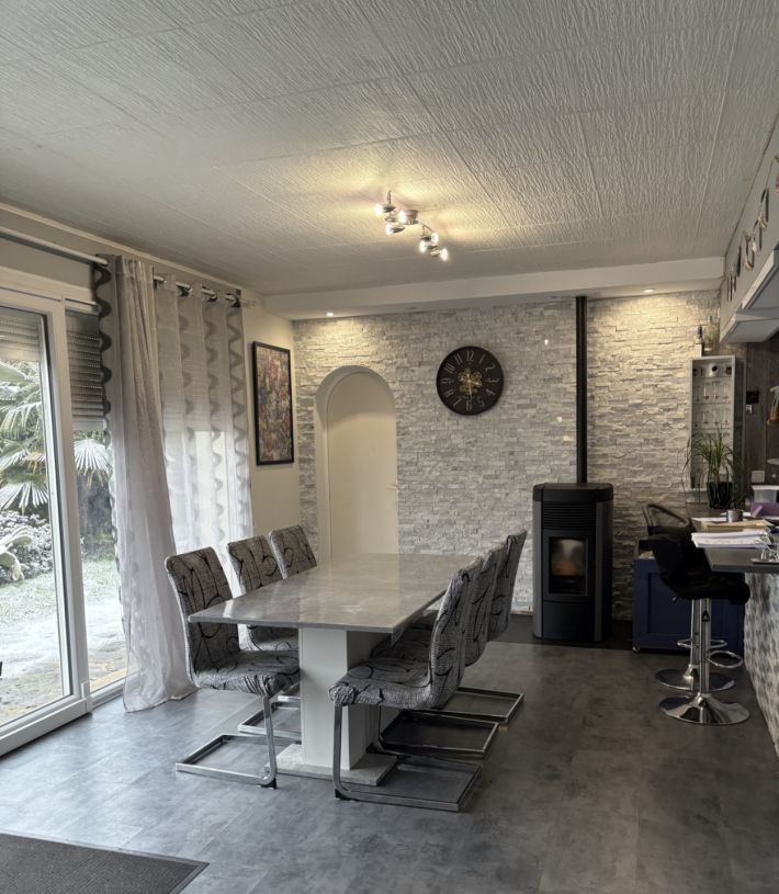 Contemporary Detached House in Nice Location