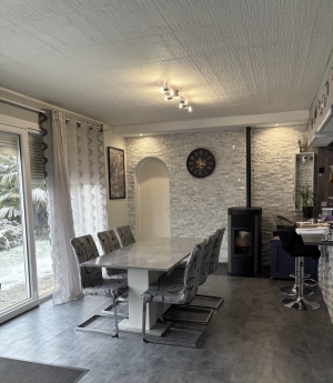 Contemporary Detached House in Nice Location