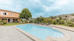 Stunning Detached House with Swimming Pool