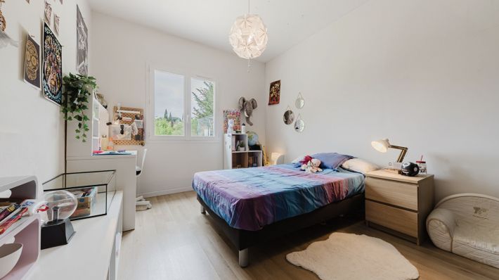 Stunning Detached House with Swimming Pool