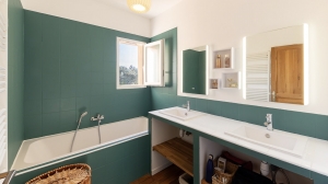 Stunning Detached House with Swimming Pool