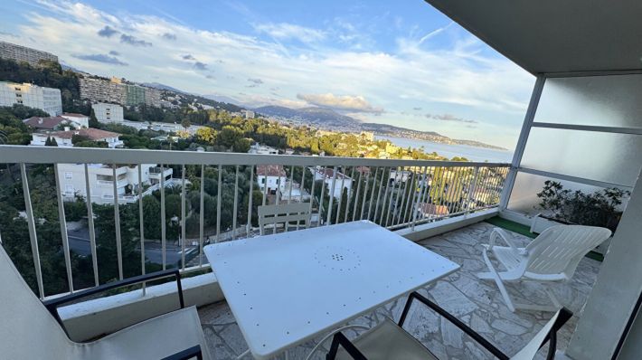 Apartment with Balconies and Sea View