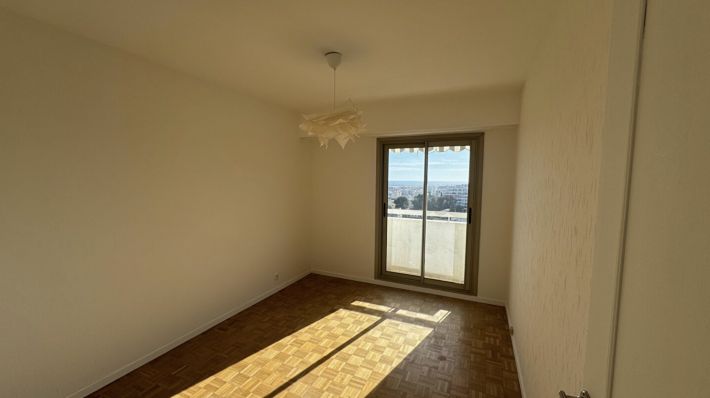 Apartment with Balconies and Sea View