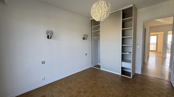 Apartment with Balconies and Sea View
