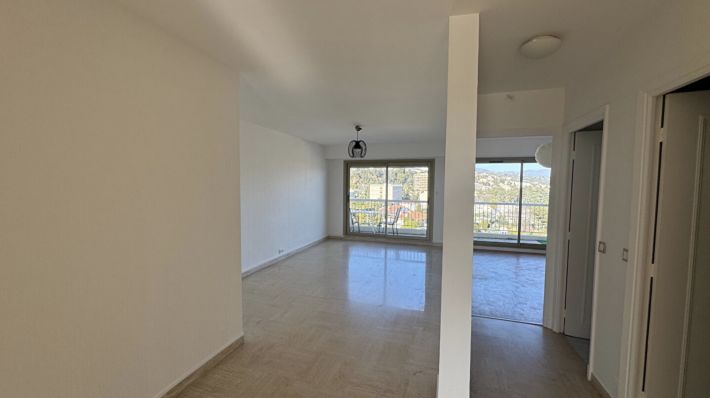 Apartment with Balconies and Sea View