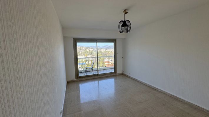 Apartment with Balconies and Sea View