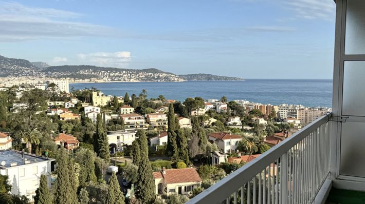 Apartment with Balconies and Sea View