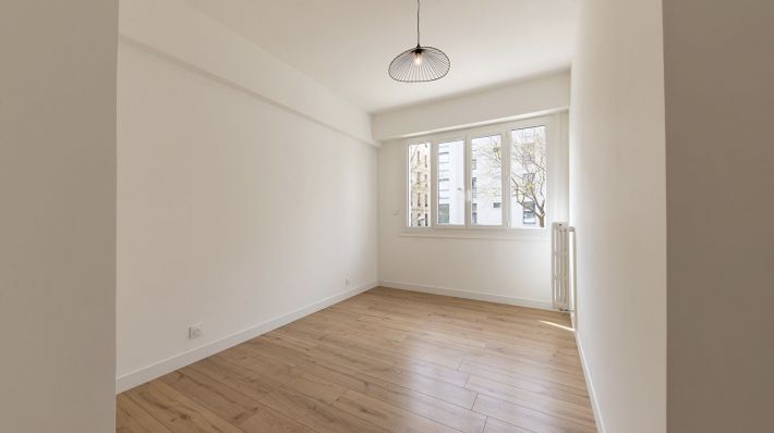 Apartment in Building with Concierge