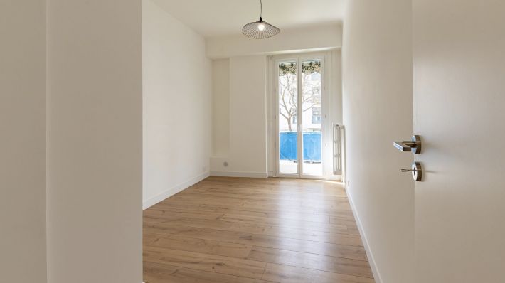 Apartment in Building with Concierge