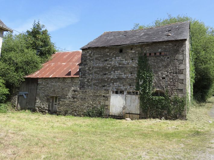 Detached Country House with Stream on Border