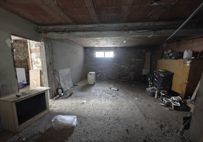 Country House With 1.8 Hectares of Land