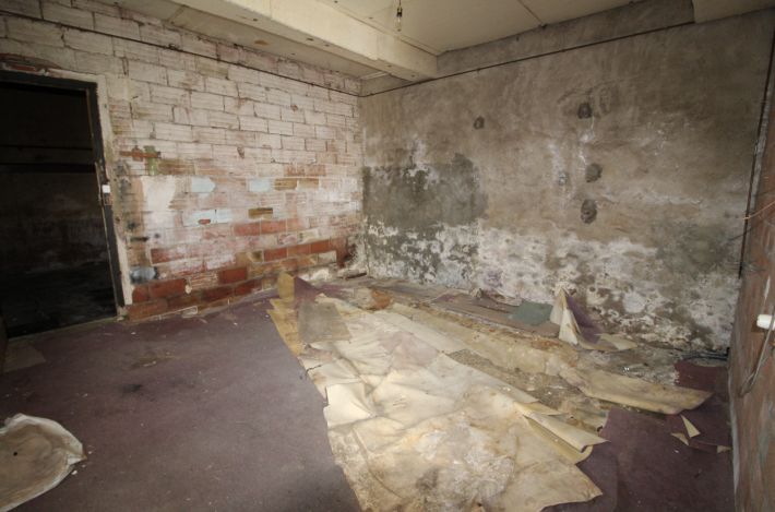 Former Farmhouse with Strong Potential