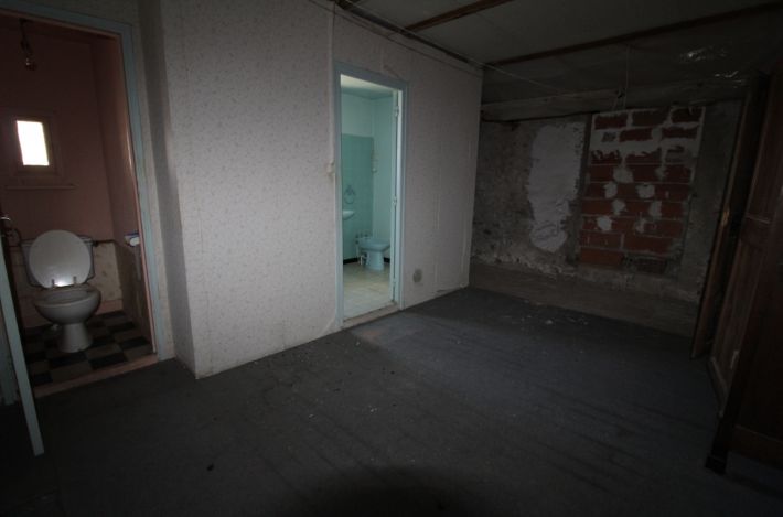 Former Farmhouse with Strong Potential