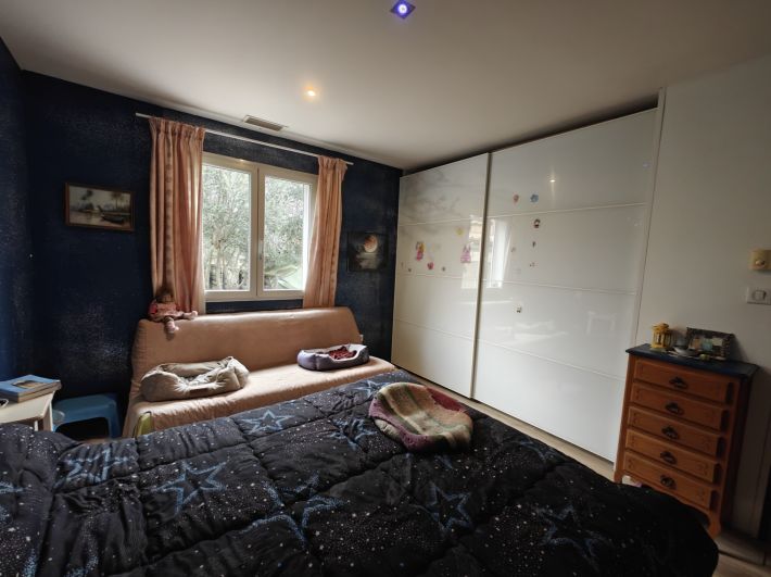 Modern Detached Villa with Mature garden with Open Views