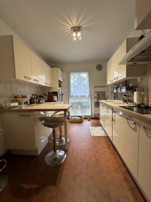Apartment with Balcony in Heart of Town