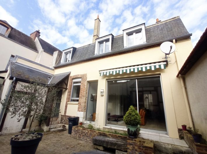Main Photo of a 5 bedroom  House for sale