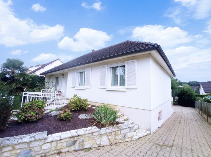 Main Photo of a 3 bedroom  House for sale
