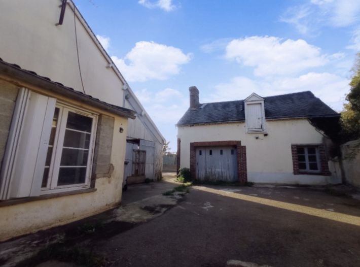 Main Photo of a 4 bedroom  House for sale