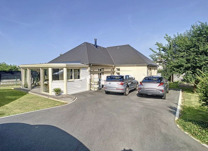 Detached House with Landscaped Garden Near the Coast