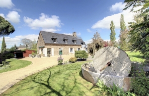 Main House and Guest Cottage in One Hectare