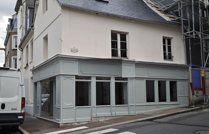 Building Including Apartment in Great Coastal Resort Location