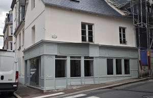 Building Including Apartment in Great Coastal Resort Location