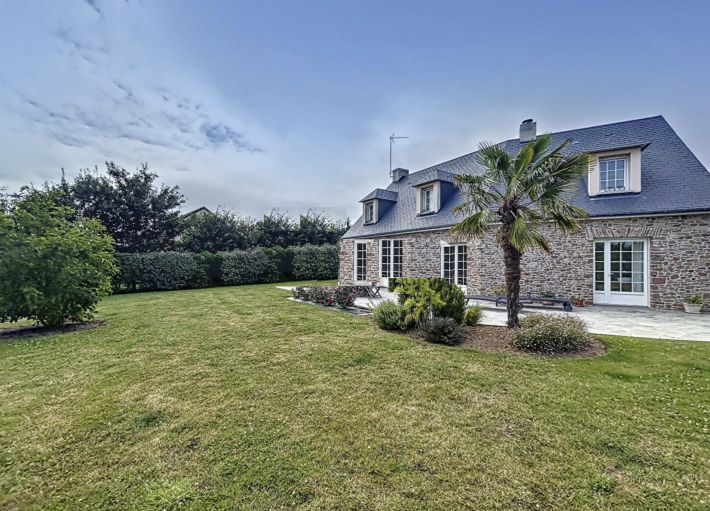 Detached House with Garden Close to the Coast