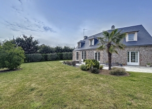 Detached House with Garden Close to the Coast