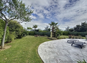 Detached House with Garden Close to the Coast