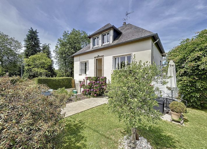 Main Photo of a 3 bedroom  House for sale