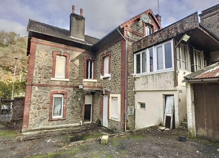 Detached House with Garden to Improve