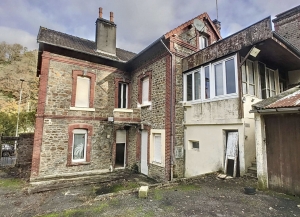 Detached House with Garden to Improve