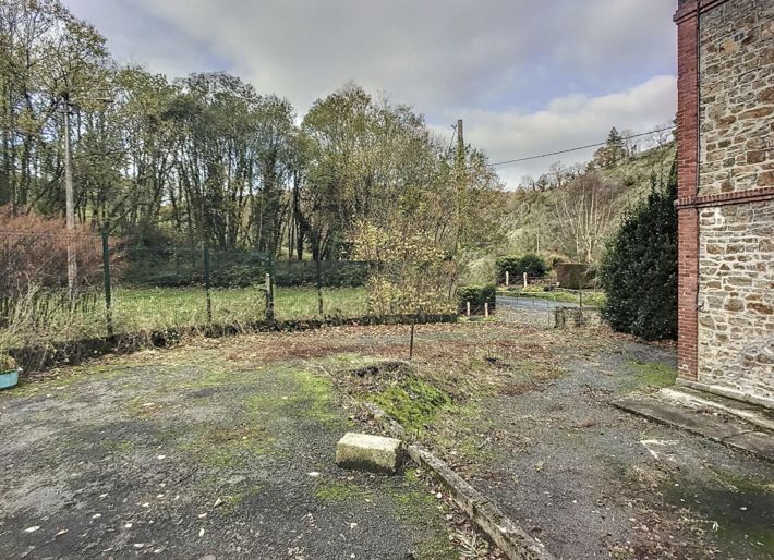 Detached House with Garden to Improve
